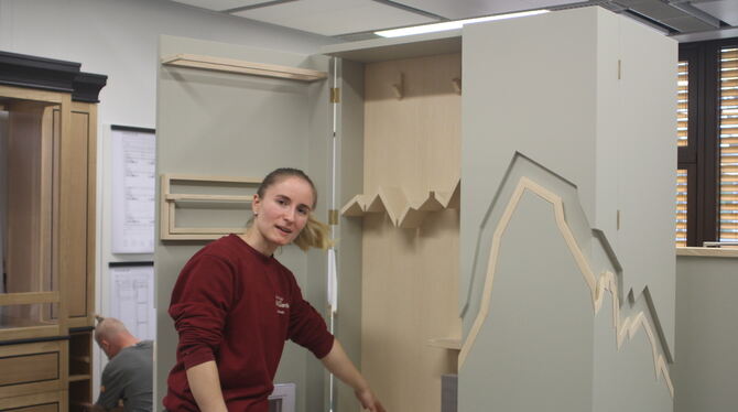 Meisterprüfungen gewerbliche Schule Tübingen Meisterstücke: Annika Schwenk vor ihrem Kletterschrank. Im Hintergrund bereitet Pierre Stollmann seinen Schrank mit integriertem