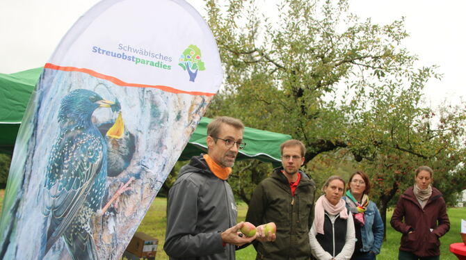 Dettingen Handelsplattform Streuobstparadies Thilo Tschersich von der Fachberatungsstelle für Obst- und Gartenbau im Landkreis Reutlingen (von links) sowie Jane Mischnik,