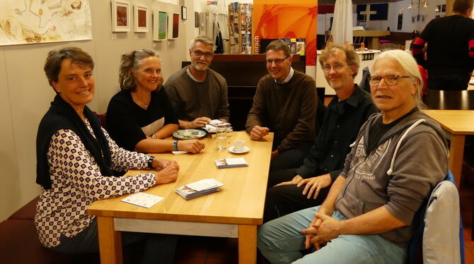 Verständigungsorte An einem Tisch sitzen, reden und aktiv zuhören, das kommt im Alltag oft zu kurz. Dr. Kathrin Messner, Dr. Claudia Guggemos, Fran