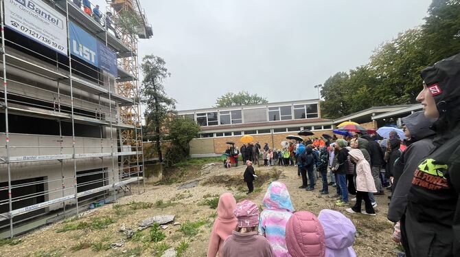 Grundschule Glems Zum Richtspruch mussten Groß und Klein das Foyer der neuen Grundschule in Glems verlassen.
