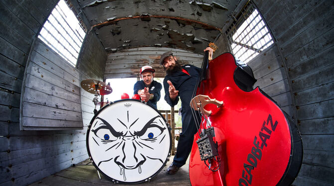 Szene Aktuell Das Duo DeadBeatz kommt am Freitag in ungewöhnlicher Besetzung in den Pappelgarten.