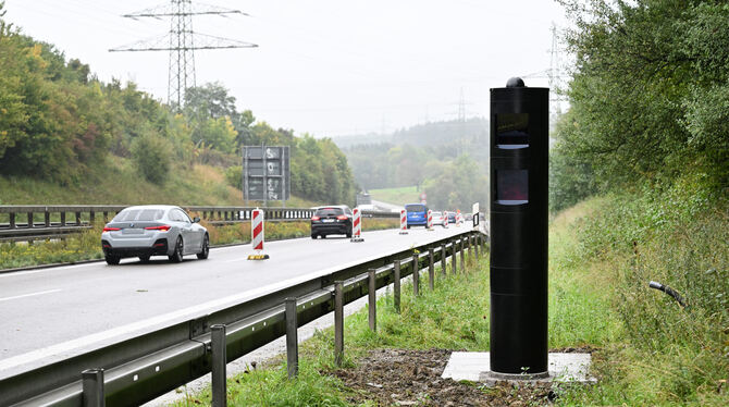 Aufgebaut, aber noch nicht aktiv: Eine der neuen Blitzersäulen an der B28 in Reutlingen.