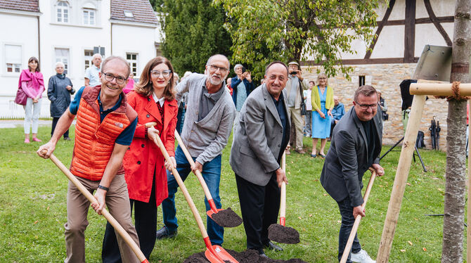 Vertreter des Ar-beitskreises Leben, der Stadt und des Partnerschaftskomitees haben im Schlösslespark eine Friedenslinde gepfla Vertreter des Ar-beitskreises Leben, der Stadt und des Partnerschaftskomitees haben im Schlösslespark eine Friedenslinde gepfla