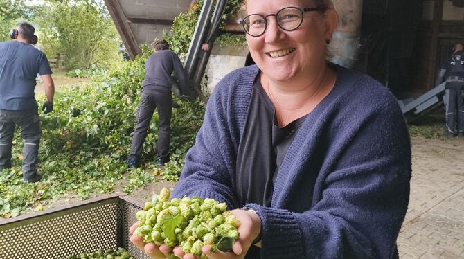 Mit der Qualität des Hopfens ist Katharina Haizmann sehr zufrieden.  FOTO: STRAUB