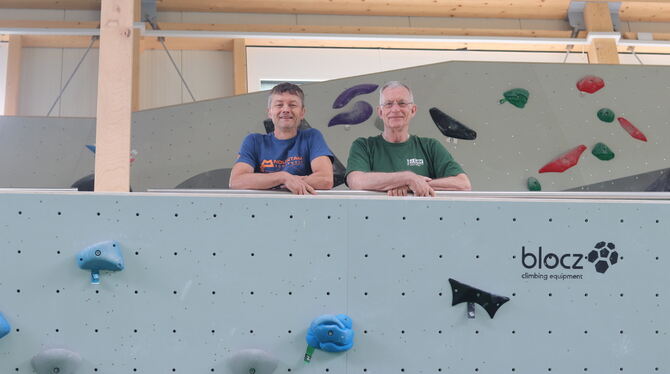 Alpenvereinler Manne Aberle (links), Betriebsleiter in der Tübinger Boulderhalle, ist im B12 zu Hause. Vereinsvorsitzender Dieter Porsche stan