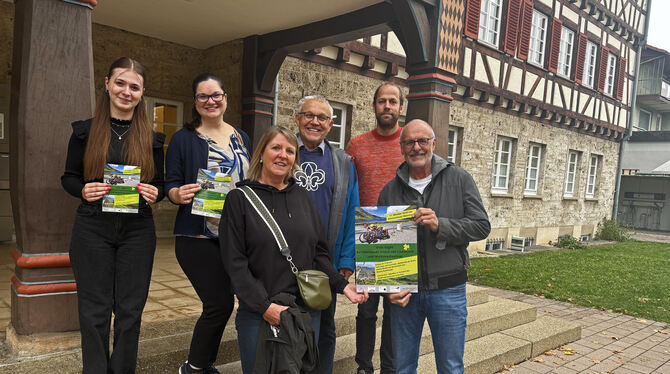 Veranstaltung Freuen sich auf die »Irish Night« in Münsingen: von links: Nina Tröster und Debora Rehm (Volkshochschule), Radlerin Susanne Stei
