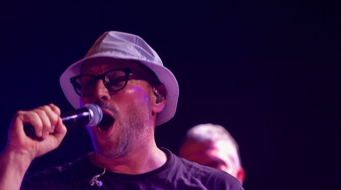 Konzert Sänger Arnim Teutoburg-Weiß fühlt sich auf der kleinen Zelle-Bühne pudelwohl.