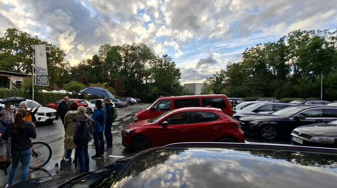 Adlergarten Grüne Baubürgermeister Haas Der Parkplatz Adlergarten ist noch fest in Autofahrerhand. Künftig könnte er zumindest im hinteren Teil grüner werden und die Er