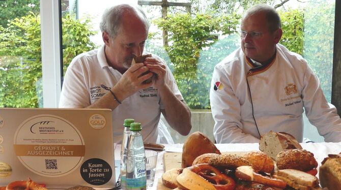 Brotprüfung Eine feine Nase und gutes Gespür brauchen Manfred Stiefel (links) und Michael Winter bei der Brotprüfung. Die beiden testen sich