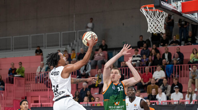 1. Runde, 23.09.2025, BBL, BBL Pokal, BBL-Pokal, Basketball, Basketball Bundesliga, Deutscher Basketball Pokal, GER, Herren, Pau Der Auftritt von Spielmacher JaCobi Wood (links) am Dienstag gegen Trier macht Lust auf mehr.
