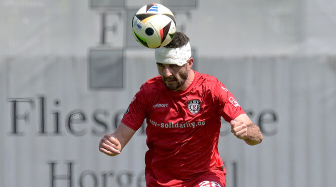 Baden-Wuerttemberg, Fussball, Maenner, OL, Oberliga, Saison 2024/25, wfv Muss seine Kopfballstärke gegen Gmünd unter Beweis stellen: Jonas Vogler.