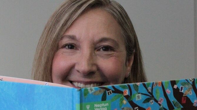 Katinka Manzau-Feddern mit ihrem neuen Bilderbuch.