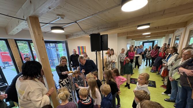 Soziales Für die Kinder des Kindergarten Auingen gab es bei der Einweihung der erweiterten Räume von Bürgermeister Mike Münzing eine Snoo