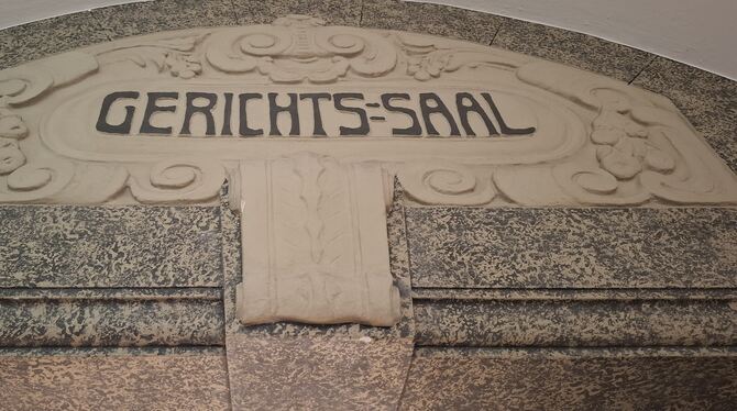 Amtsgericht Reutlingen Prozess Gericht Ein Mann von der Alb ist wegen Betrugs an einer älteren Dame zu drei Jahren Freiheitsstrafe verurteilt worden.