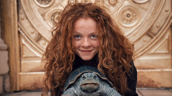 Alexa Goodall mit der weisen Schildkröte Kassiopeia. Die Londonerin spielt Momo in der neuen Verfilmung von Michael Endes Jugend