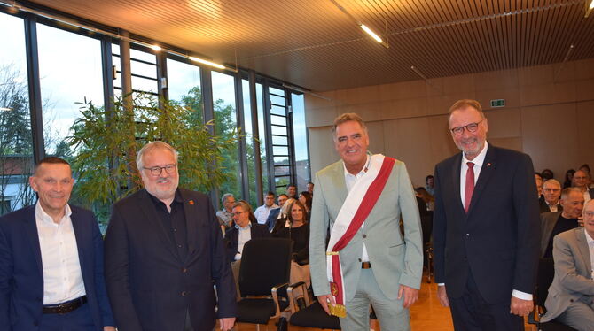 Hölsch Ehrung Feier Mit neuer Schärpe kann er jetzt mit dem Kollegen der italienischen Partnergemeinde Mezzocorona mithalten (von links): Bürgermeis