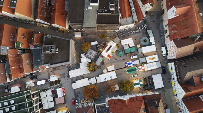Marktplatz,Wochenmarkt Der Reutlinger Marktplatz von oben: Die Aufenthaltsqualität soll verbessert werden, unter anderem mit neuen Bäumen. Bisher ist e