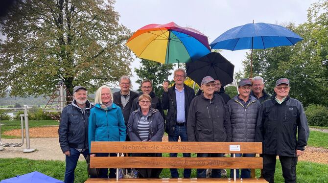 Schwätzbänkle Bank Spielplatz Das neue »Schwätzbänkle« am Gomaringer Spielplatz Auf der Hald trägt eine klare, eingeprägte Botschaft, die an alle gerichtet is