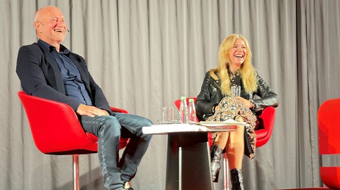 Einblicke in den Alltag einer Thriller-Autorin: Wolfgang Niess und Romy Hausmann in der Reutlinger Kreissparkasse.