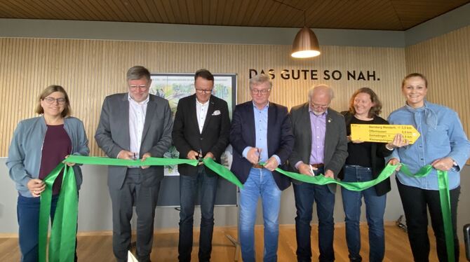 wanderwege albverein Feierliche Einweihung des Wanderwegenetzes im Landkreis Reutlingen mit (von links) Walburg Speidel (Geschäftsstelle Biosphärenge