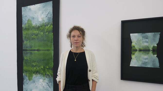 linda carrara ausstellung falscher marmor und glühende sterne kunstmuseum reutlingen/konkret foto akr Landschaften zum Aufklappen: Linda Carrara vor zwei ihrer Bilder in der Ausstellung im Kunstmuseum/konkret.