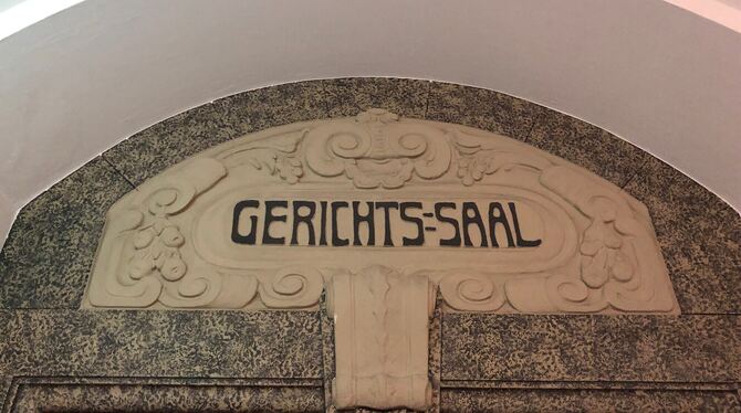 Amtsgericht Reutlingen; Sitzungssaal 1 Eingang zum Sitzungssaal 1 des Reutlinger Amtsgerichts in der Gartenstraße. Dort wurde am Freitag die Frage, ob in einem Hotel i