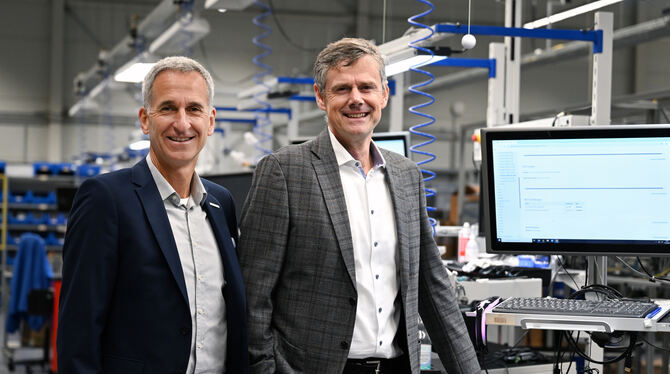 Klaus Rottmayr (links) und Jürgen Rauscher, Geschäftsführer des Industriecomputer-Herstellers Spectra.