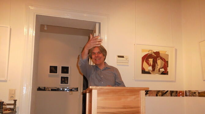 volker kaminski lesung galerie 2017 berlin moabit foto kaminski Zu Kunst hat Kaminski schon lange einen Bezug: Hier liest er in einer Galerie in Berlin-Moabit.