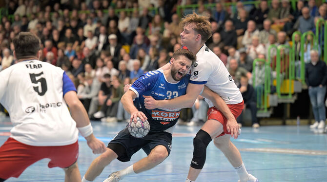 3. Liga, DHB, Handball, Maenner, Saison 2025/26 Pfullingens Kapitän Lukas List (mit Ball) im Zweikampf mit Daan van Vliet. Links. Daniel Flad.