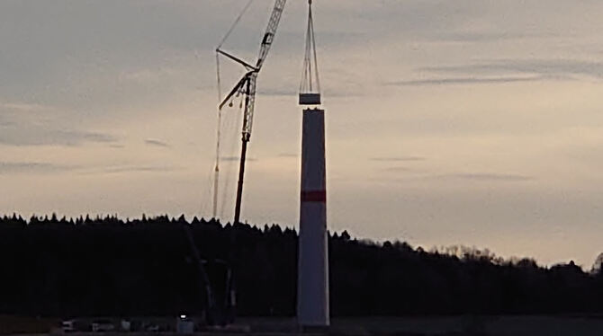 So wie im Windpark Magolsheim, sollen kommende Woche die Betonsegmente der Türme im Gomadinger Windpark aufgesetzt werden.  FOTO