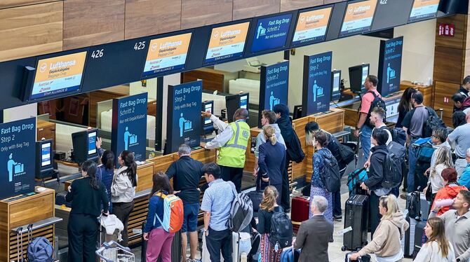Flughafen BER mit wartenden Fluggästen