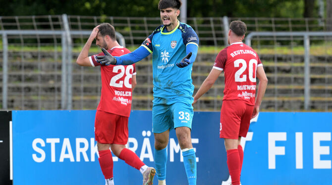 Baden-Wuerttemberg, Fussball, Maenner, OL, Oberliga, Saison 2025/26, wfv Enttäuschung beim SSV Reutlingen um Keeper Dominik Hozlinger.