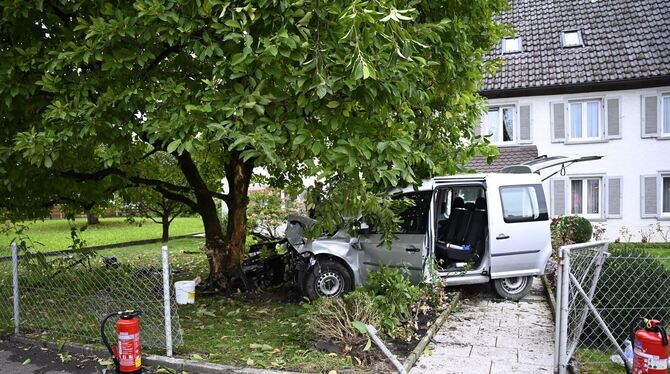 Auto prallt gegen Baum - drei Menschen verletzt