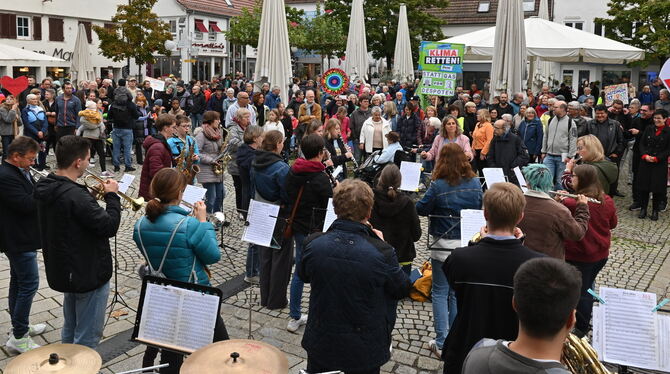 Demo AfD Protest Fest Metzingen Auf dem Marktplatz kamen allerlei Bürger, darunter (vorne rechts) die Oberbürgermeisterin Carmen Haberstroh zusammen, um gegen d