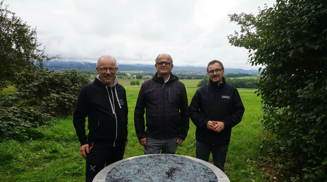 Peilscheibe Freuen sich über das neue Highlight für Wanderer: Albvereinsvorsitzender Stephan Rilling, Finder Fred Ruggaber und Bürgermeister