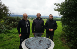 Freuen sich über das neue Highlight für Wanderer: Albvereinsvorsitzender Stephan Rilling, Finder Fred Ruggaber und Bürgermeister