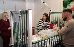 Junges Leben gerettet: Der kleine Mann im Bett ist ein paar Wochen alt und wurde in Tübingen am Herz operiert. Bundesgesundheits