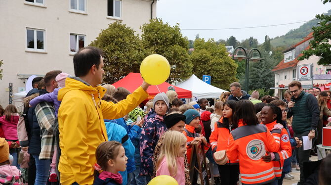 Das Dorffest für Kinder machte allen Spaß. Rechts am Mikrofon Moderator Lukas Schult.