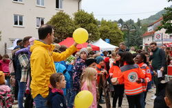 Das Dorffest für Kinder machte allen Spaß. Rechts am Mikrofon Moderator Lukas Schult.