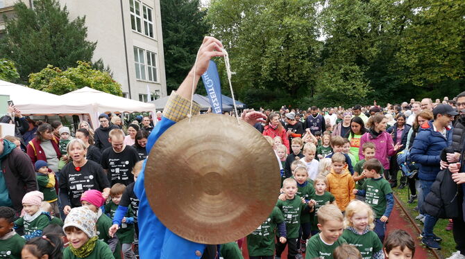 25. Spendenmarathon Hunderte von Läuferinnen und Läufern legten rasant los, nachdem OB Thomas Keck den Startgong geschlagen - und sofort den Weg fre