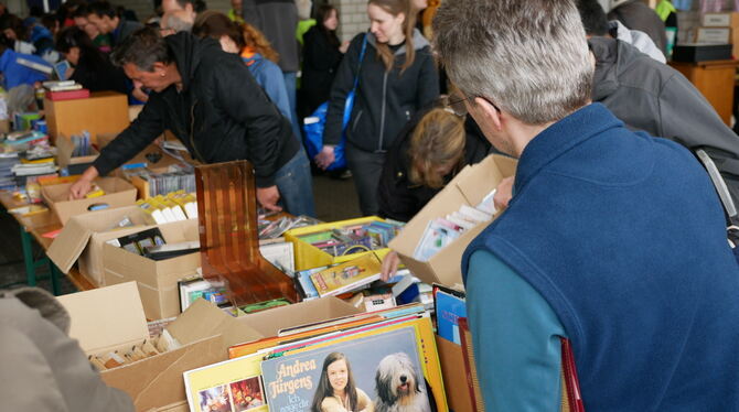 Warentauschtag BUND So manche Rarität konnte beim Warentauschtag von BUND und TBR entdeckt werden, wie etwa eine Schallplatte von Andrea Jürgens.