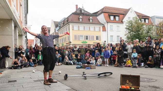 alex geiger clown klikusch marktplatz reutlinger kulturnacht 2025 foto akr Auf dem Marktplatz ist jede Menge los bei der Kulturnacht. Hier unterhält Alex Geiger alias Clown Klikusch die Menge.