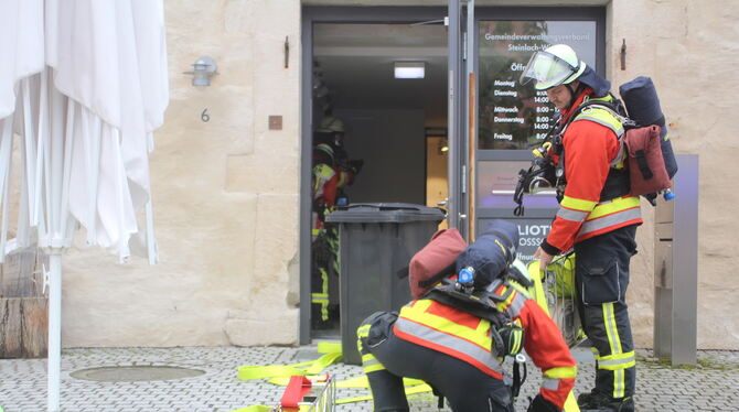 Die Hauptübung der Gomaringer Feuerwehr fand am Samstag rund um die Ortsbibliothek statt.