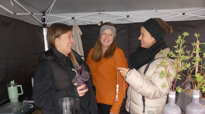 Carmen Krämer, Gianna Kauck und Sarah Fiegl mit ihren kreativen Werken am Stand der »Krämerei«.