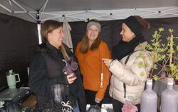 Carmen Krämer, Gianna Kauck und Sarah Fiegl mit ihren kreativen Werken am Stand der »Krämerei«.