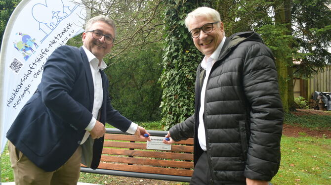 Oberbürgermeister Michael Bulander und Pfarrer Joachim Rieger weihten das Schwätzbänkle auf dem Friedhof ein.