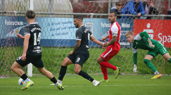 Baden-Wuerttemberg, Fussball, Maenner, OL, Oberliga, Saison 2025/26, wfv Konstantinos Markopoulos (Mitte) schießt gegen Gmünd ein Tor und bereitetet einen Treffer vor.