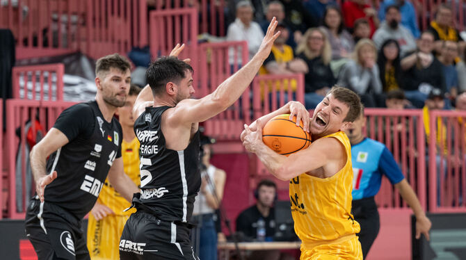 Till Jönke (rechts) und die Tigers Tübingen werden im ersten Viertel von den Nürnberg Falcons vorgeführt.