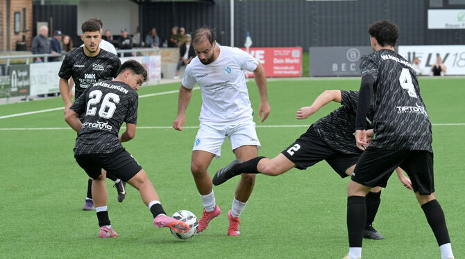 Fussball, Maenner, Saison 2025/26, VL, Verbandsliga, Wuerttemberg, wfv Adil Iggoute (Mitte) ist der Matchwinner bei den Young Boys Reutlingen.