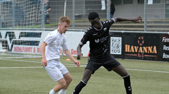 Bezirk Alb, Fussball, KL A2, Kreisliga A2, Maenner, Saison 2025/26, Wuerttemberg, wfv Pfullingens Doppeltorschütze Paul David Jatta (rechts) schirmt den Ball gegen Jerik Hofmeister von den Young Boys Reutlingen II